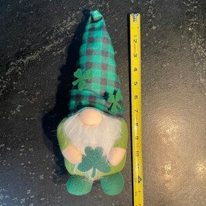 🍀 Adorable Plush Gnome w/ Shamrocks and Checkered Hat (NWOT) 🍀